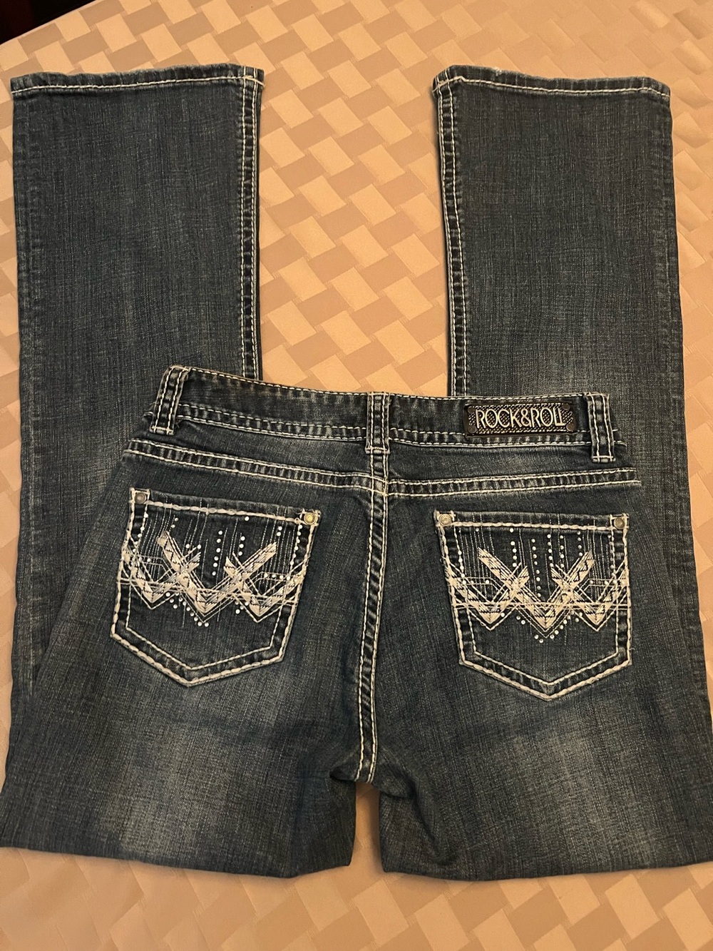 Rock & Roll Cowgirl Mid Rise Bootcut Jeans with White Embroidered Pockets 29 32